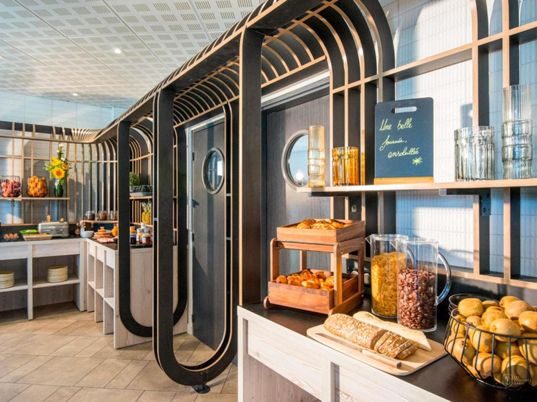 Vue extérieure du château Ibis Styles Pertuis à Pertuis en Provence-Alpes-Côte d'Azur