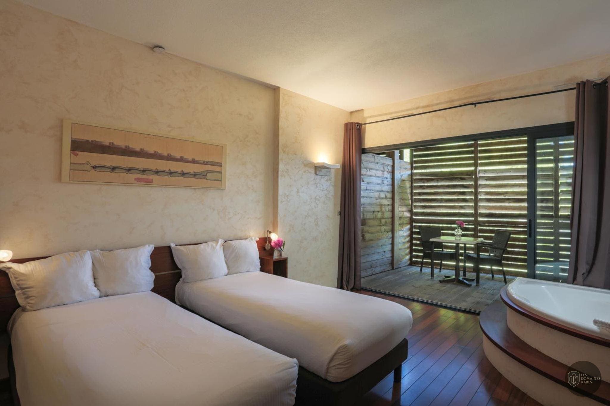 Vue extérieure de l'hôtel Ile du Gua Suites à Narbonne en Occitanie