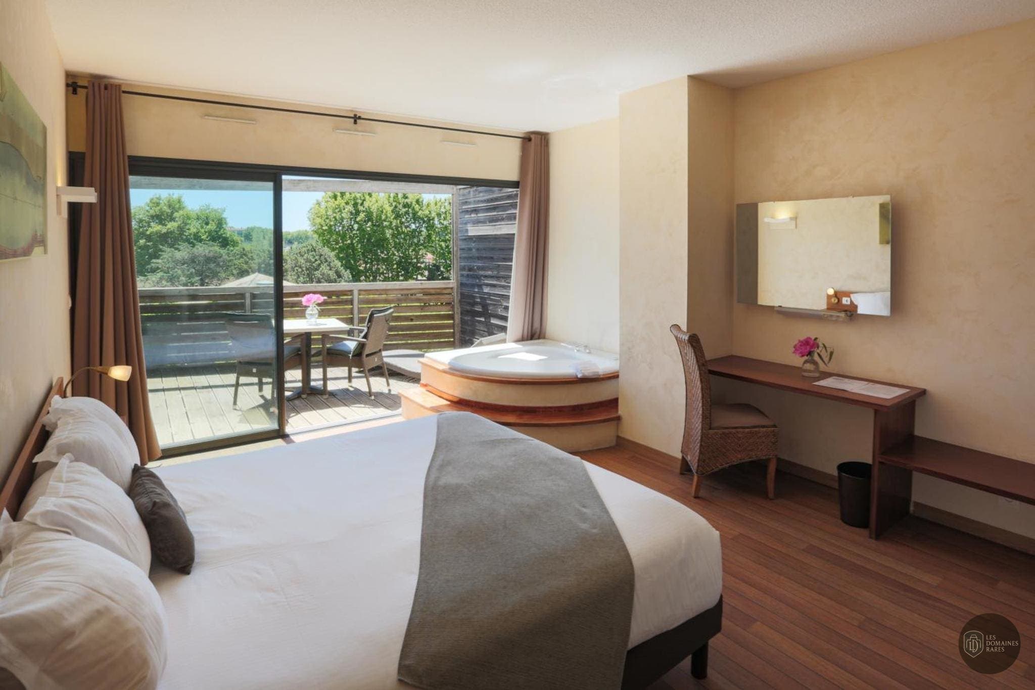 Vue extérieure de l'hôtel Ile du Gua Suites à Narbonne en Occitanie
