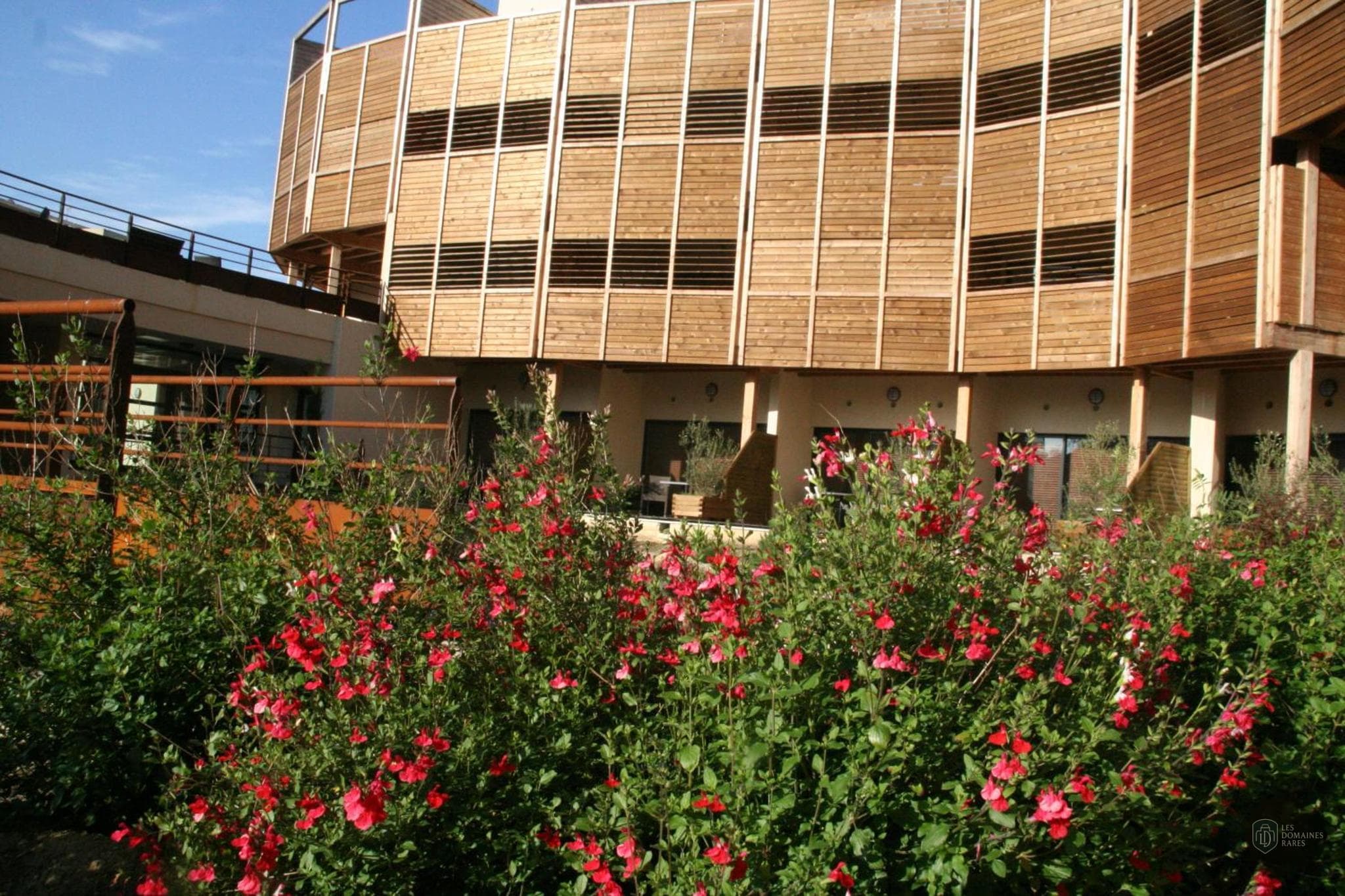 Vue extérieure de l'hôtel Ile du Gua Suites à Narbonne en Occitanie