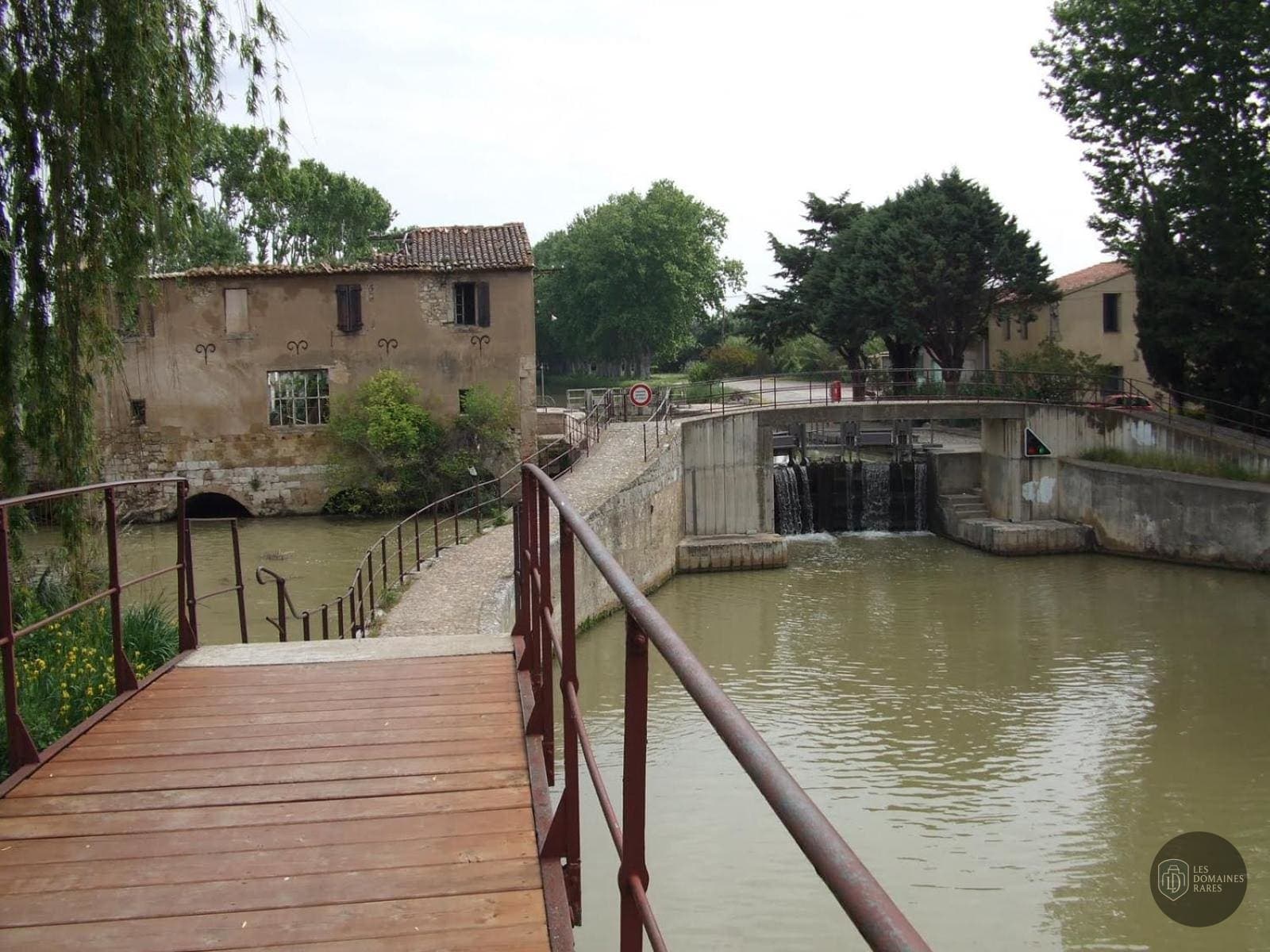 Vue extérieure de l'hôtel Ile du Gua Suites à Narbonne en Occitanie