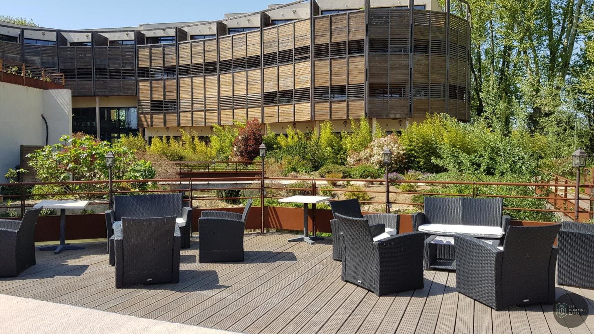 Vue extérieure de l'hôtel Ile du Gua Suites à Narbonne en Occitanie