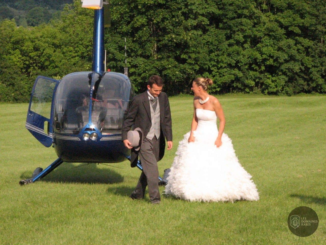 Couple marié devant un hélicoptère