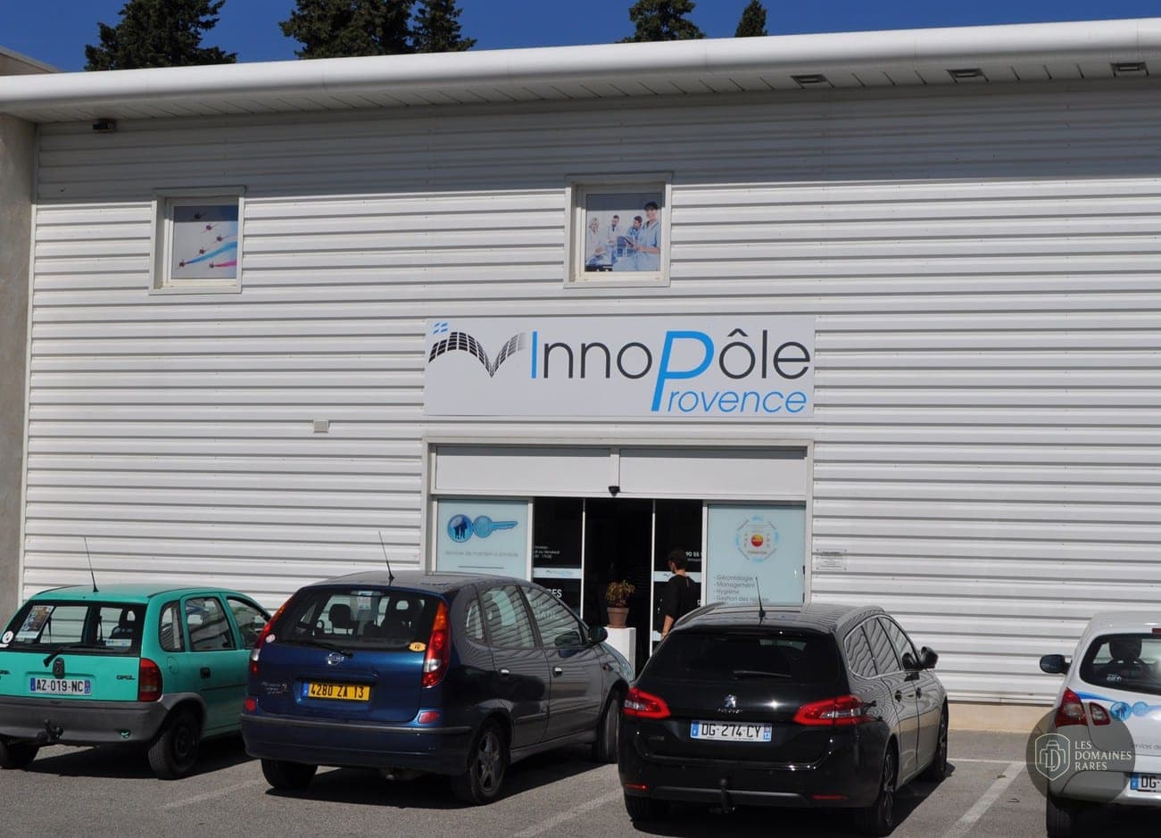 Entrée principale et parking InnoPôle