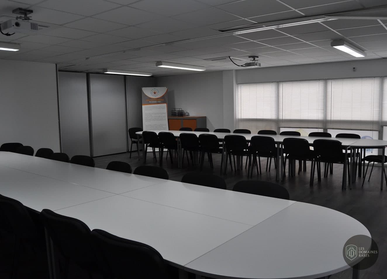 Salle de réunion spacieuse avec tables