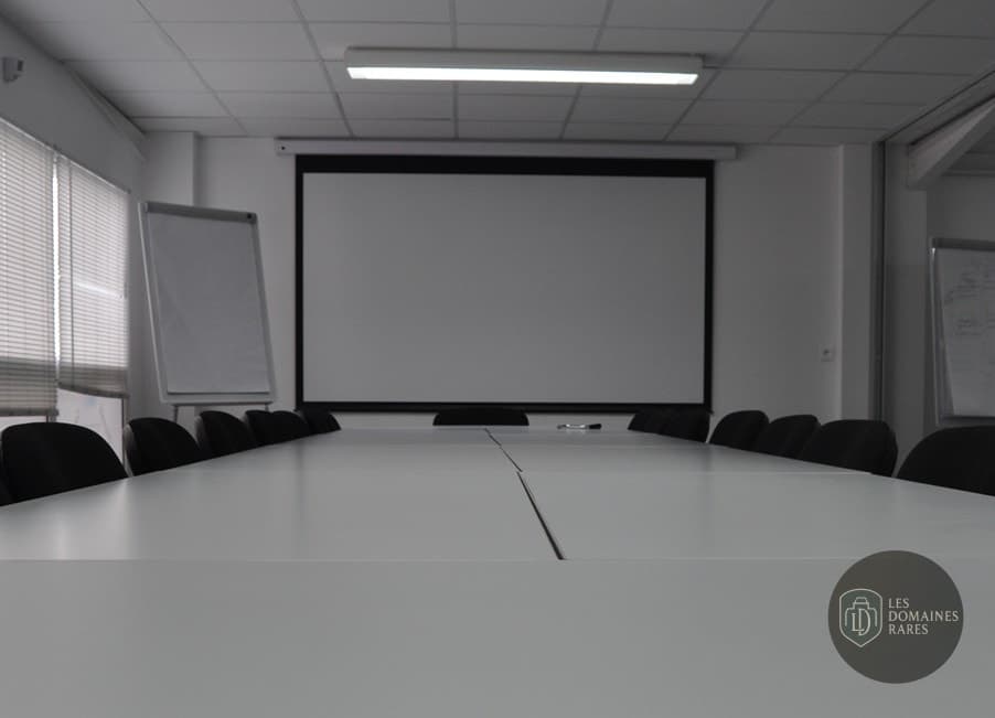 Salle de réunion avec écran de projection