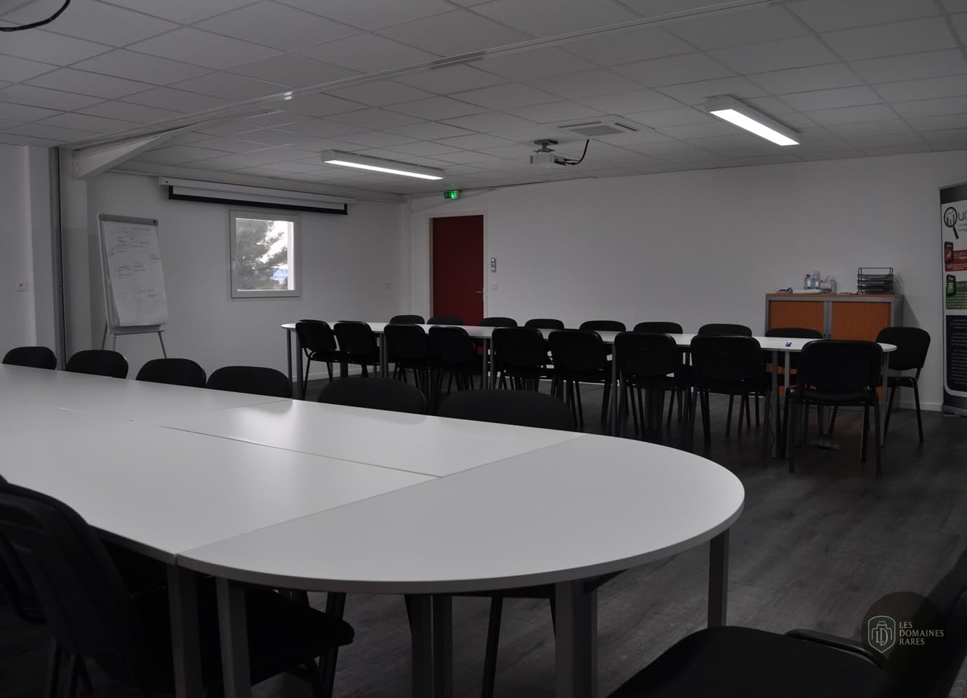 Salle de réunion équipée et lumineuse