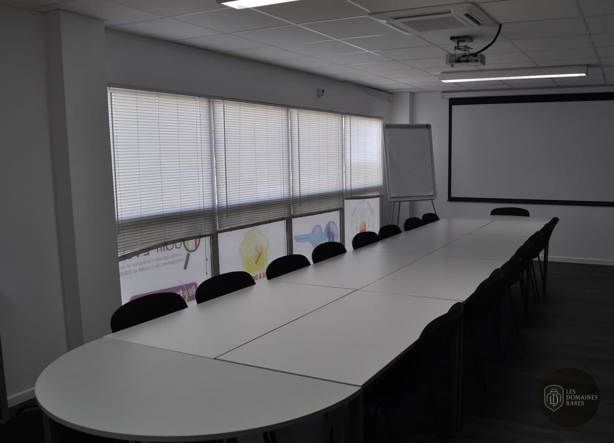 Salle Galilée : table et projecteur