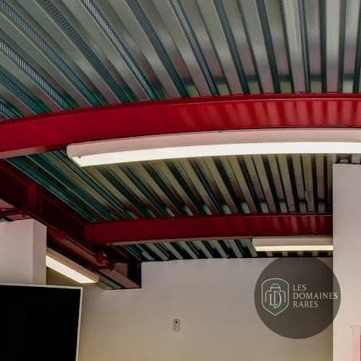 Plafond de salle et écran