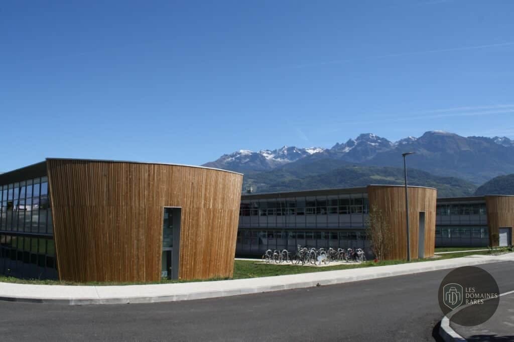 Bâtiment moderne avec montagnes en arrière-plan