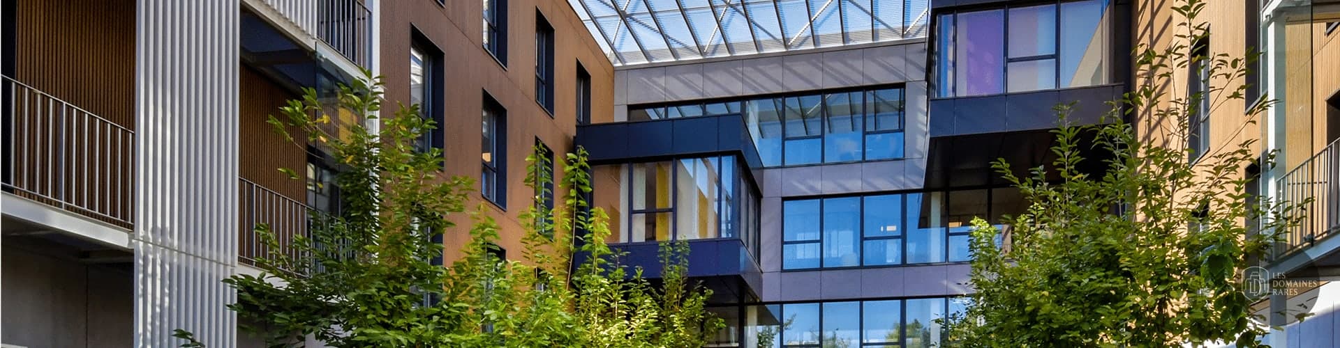 Façade d'un bâtiment avec verrière