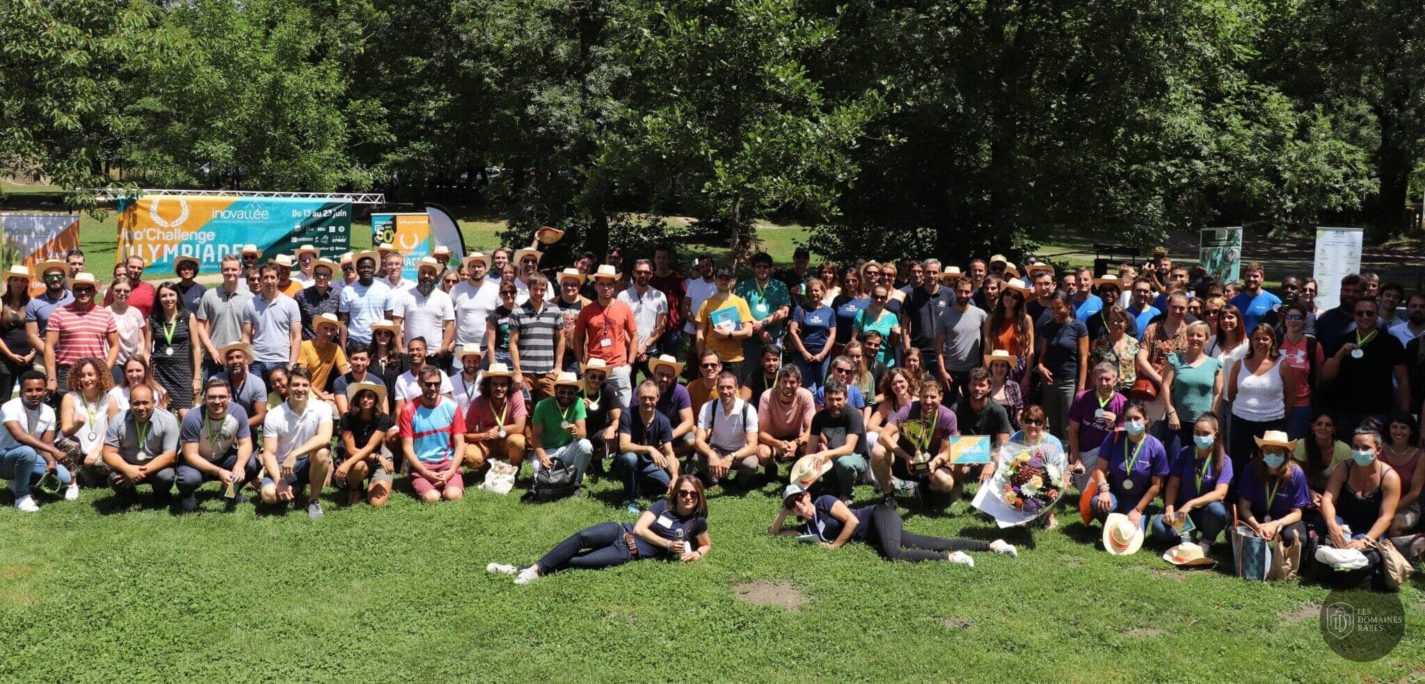 Groupe de personnes sur la pelouse