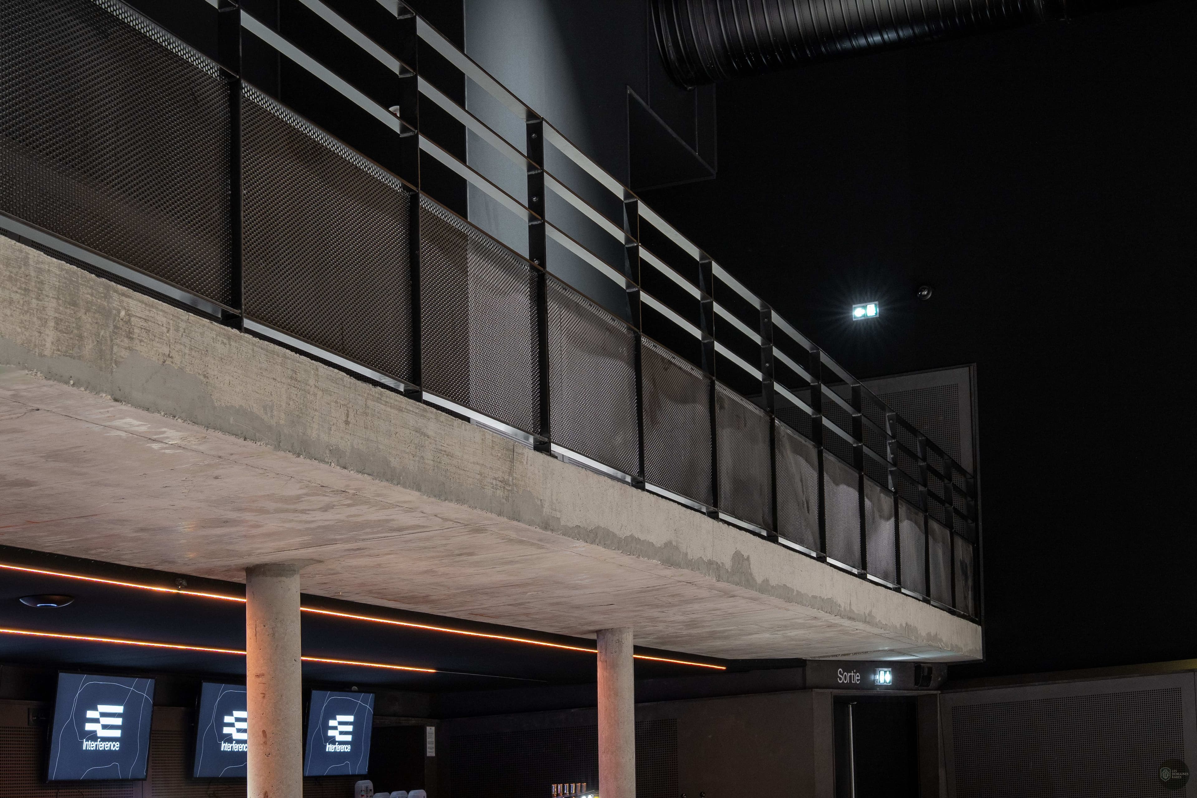 Espace intérieur de l'auberge Interference en Occitanie