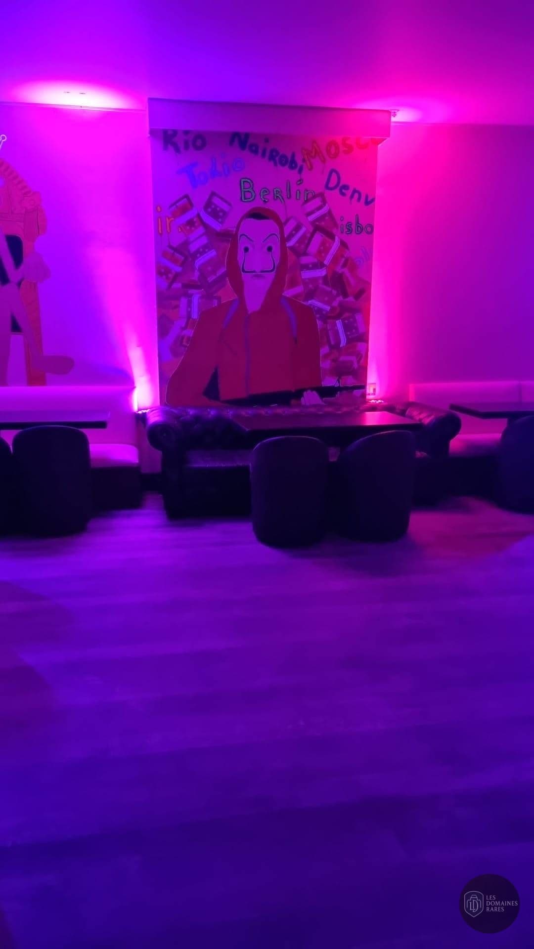 Salon avec décoration murale colorée