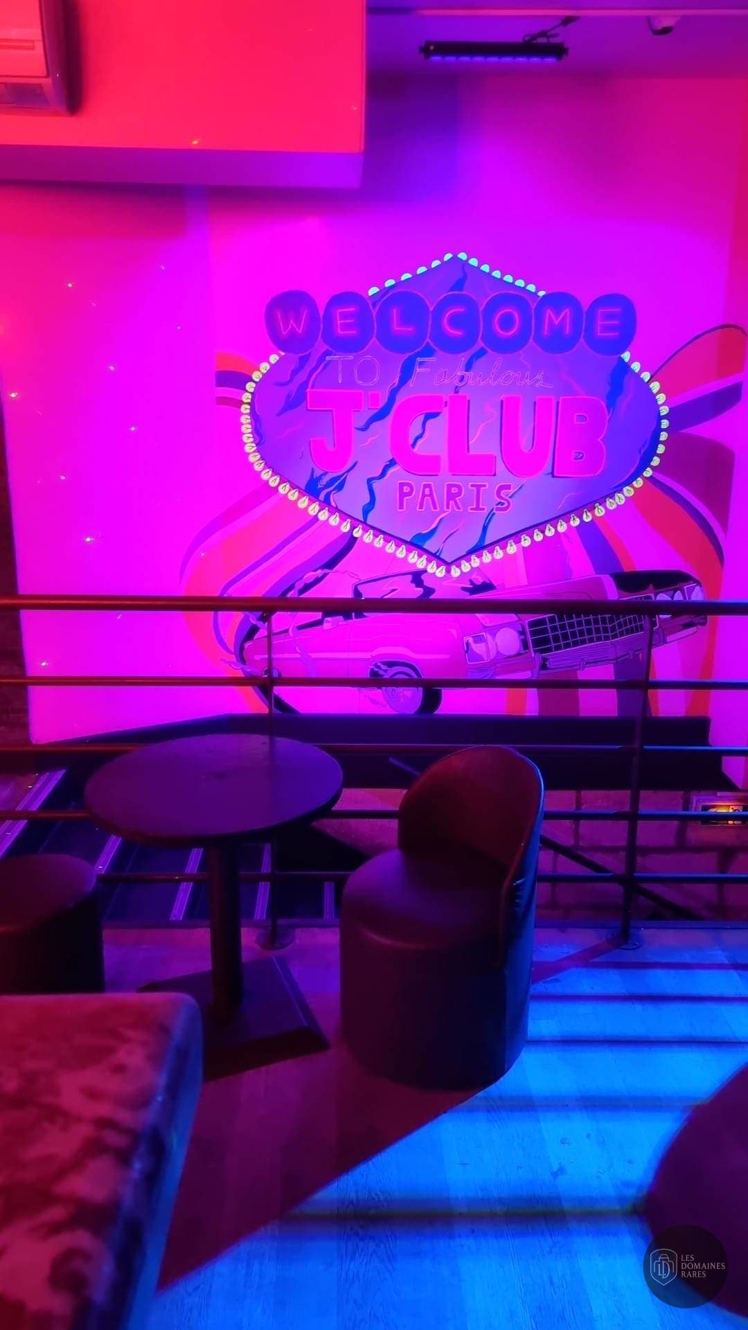 Espace détente avec table et chaise