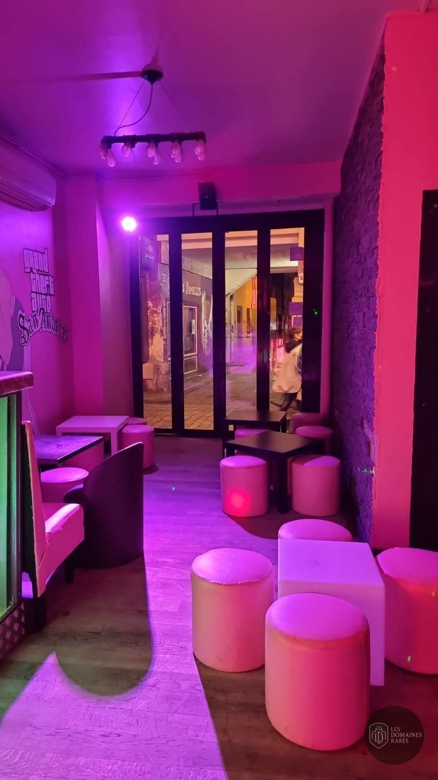 Bar avec tabourets et tables basses