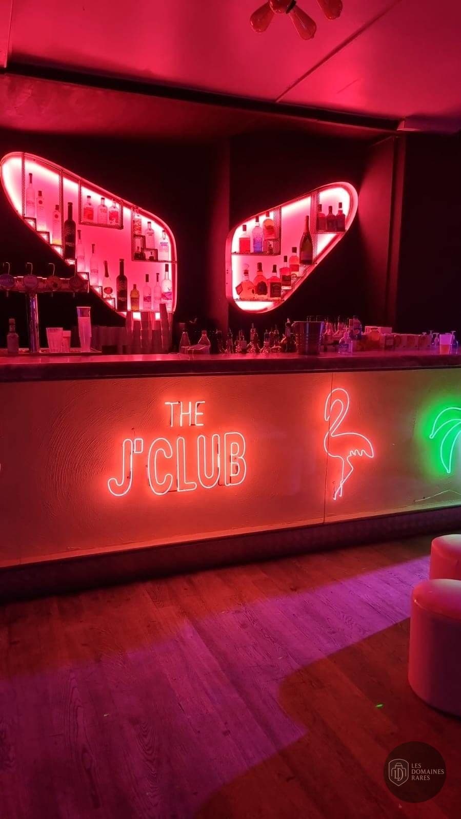 Bar éclairé au néon du J'Club