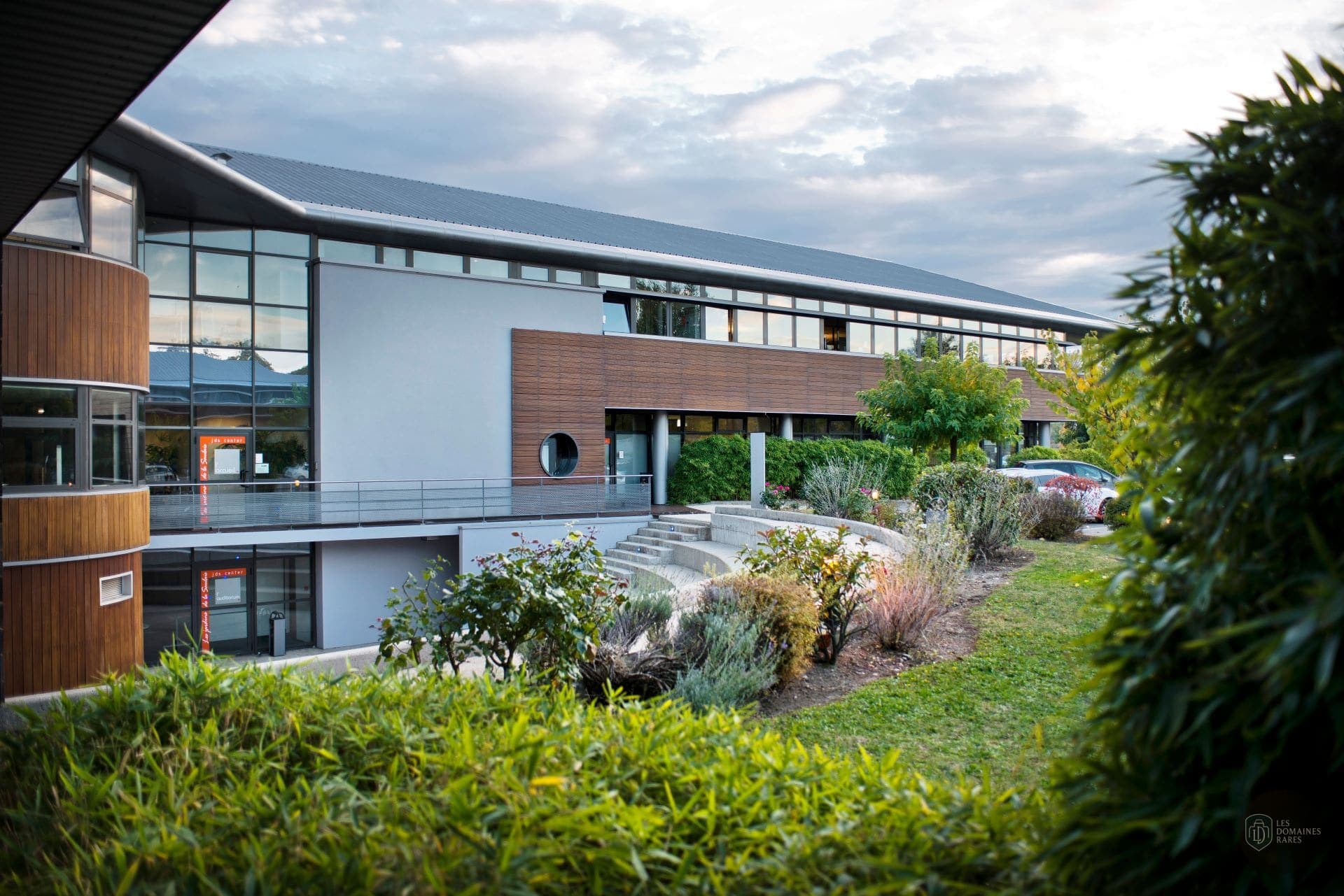 Vue extérieure du lieu Jds Center à Oullins en Auvergne-Rhône-Alpes