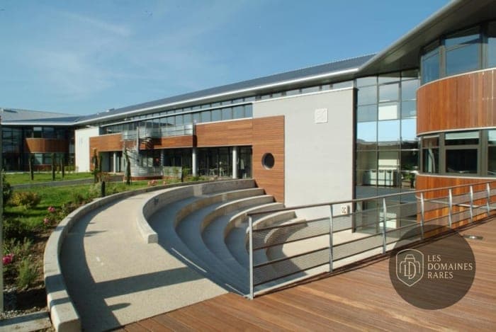 Vue extérieure du lieu Jds Center à Oullins en Auvergne-Rhône-Alpes