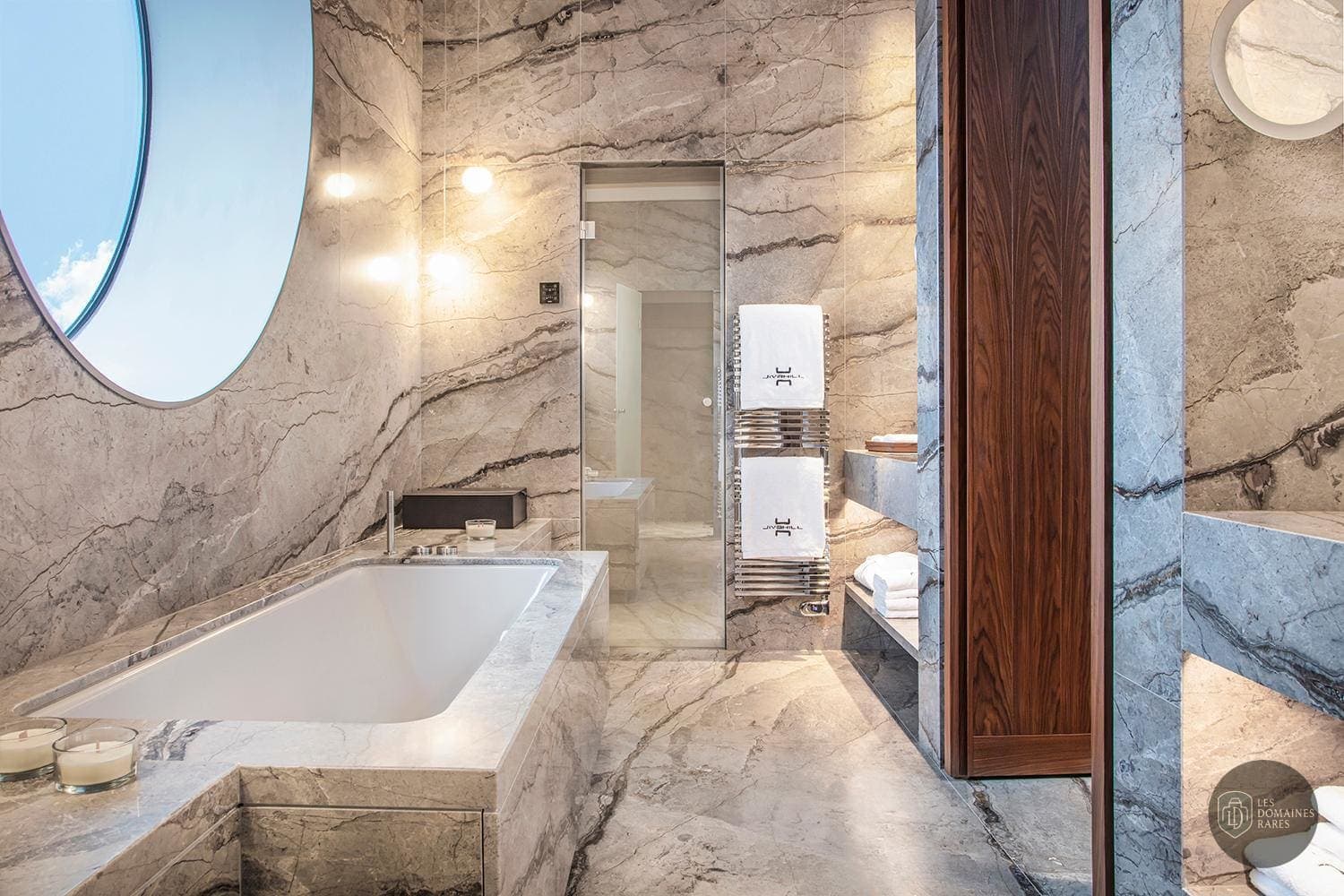 Salle de bain de l'hôtel Jiva Hill Resort à Crozet en Auvergne-Rhône-Alpes