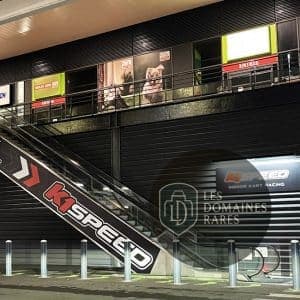 Espace intérieur du salle de karting K1 Speed Caen en Normandie