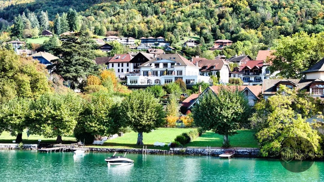 Vue sur village, lac et montagnes