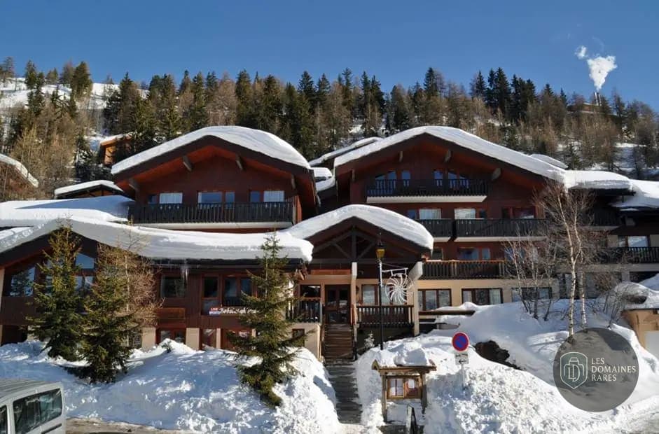 Chalets de montagne enneigés