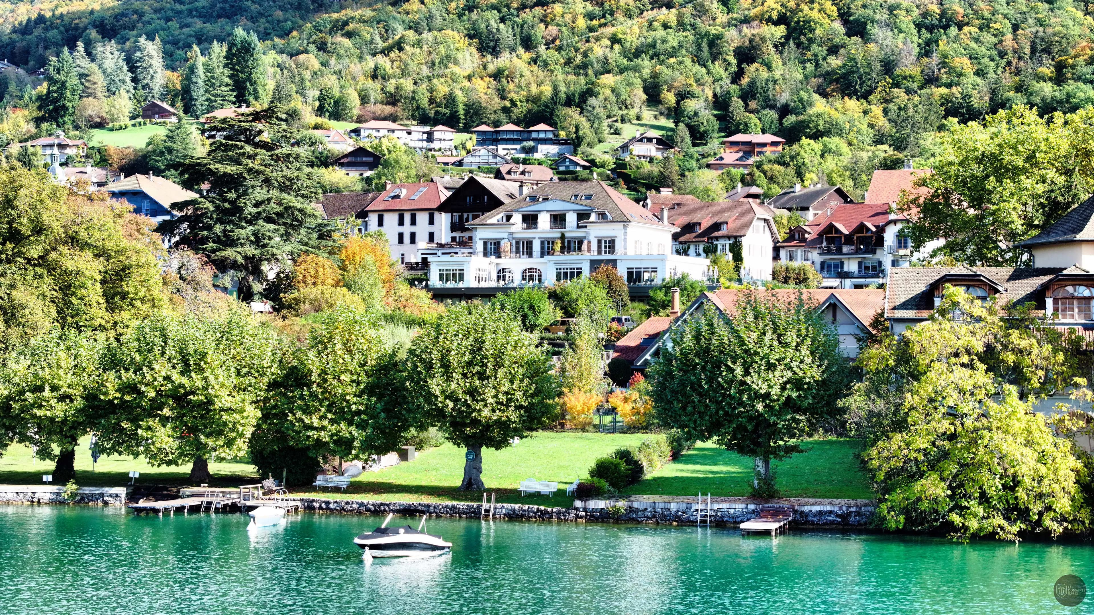 Vue panoramique sur l'hôtel et le lac