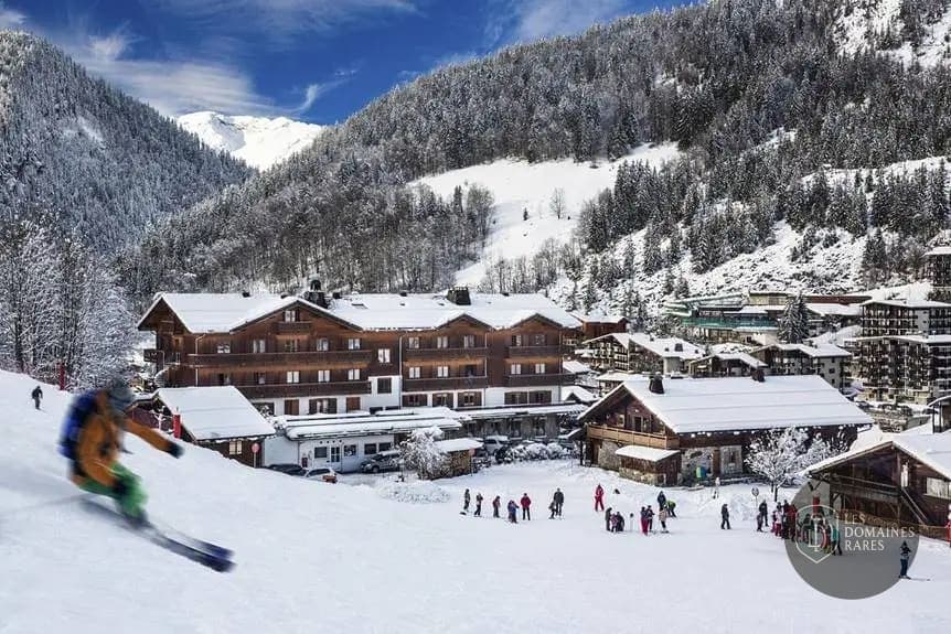 Hôtel avec piste de ski au premier plan
