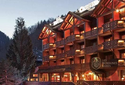 Façade éclairée d'un hôtel de montagne