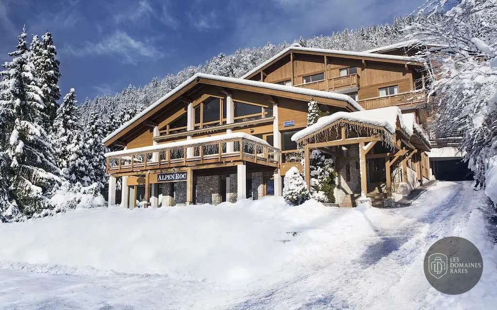 Hôtel de montagne enneigé, hiver