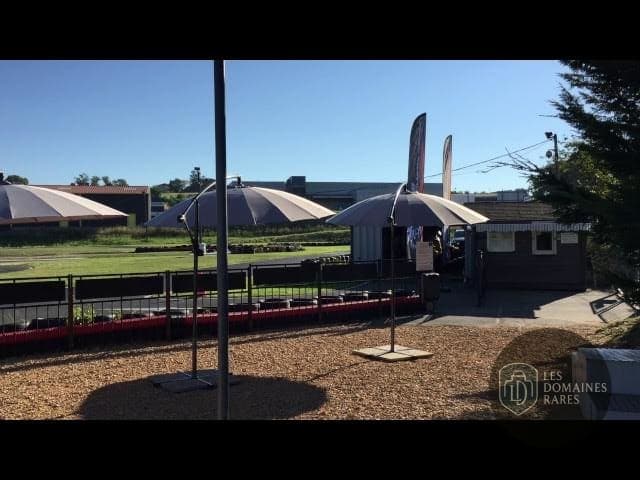 Vue extérieure du moulin Karting Evasion à Bully en Auvergne-Rhône-Alpes