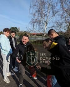 Groupe de personnes à l'extérieur du karting