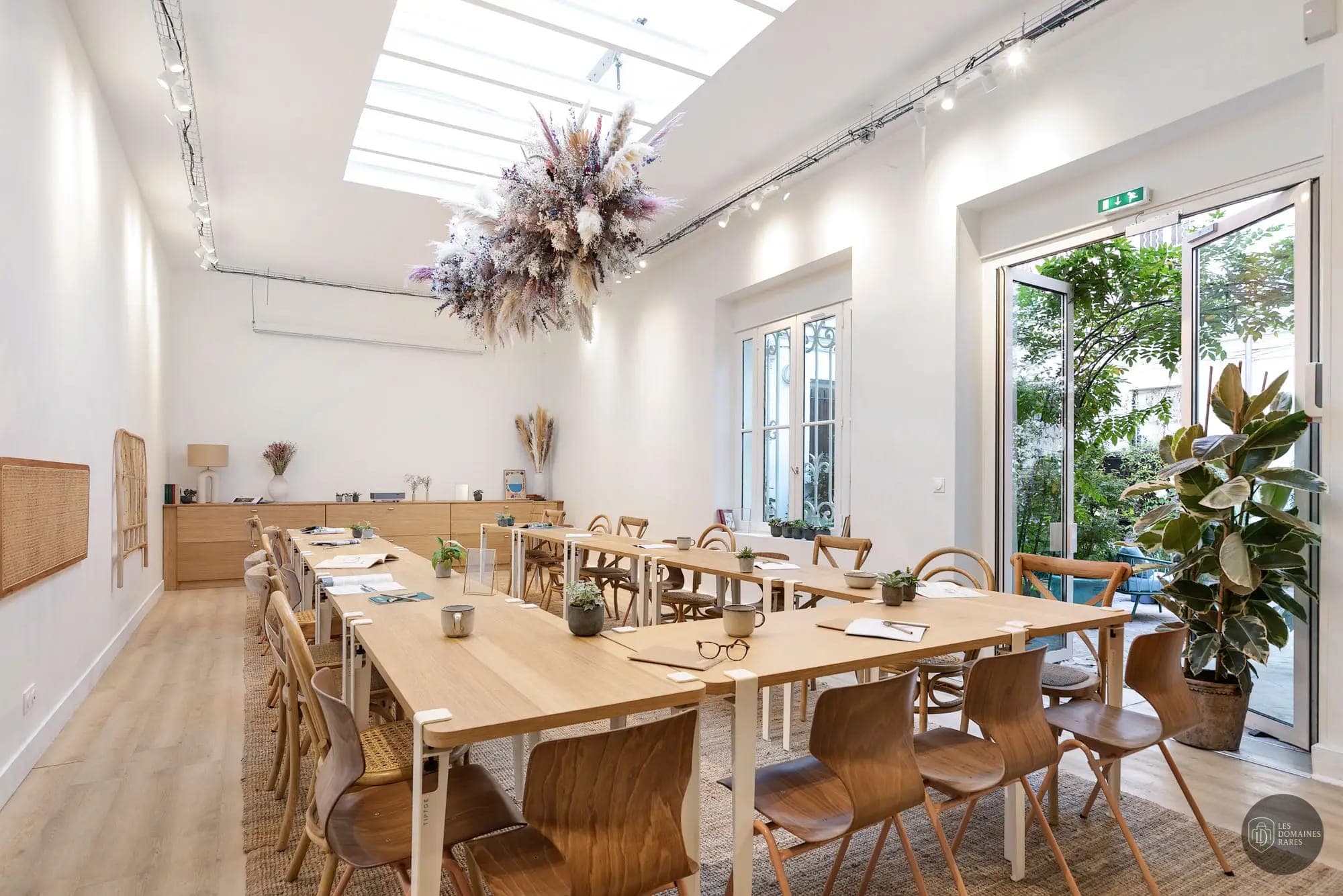 Salle de réunion avec tables en bois