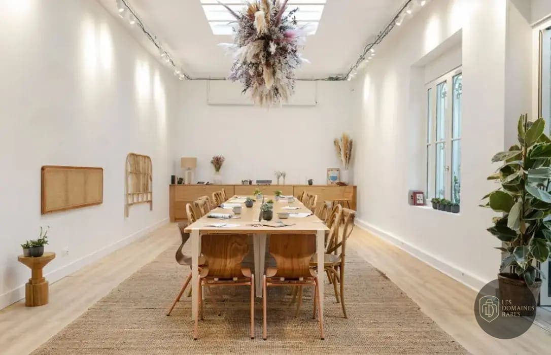 Salle de réunion avec longue table
