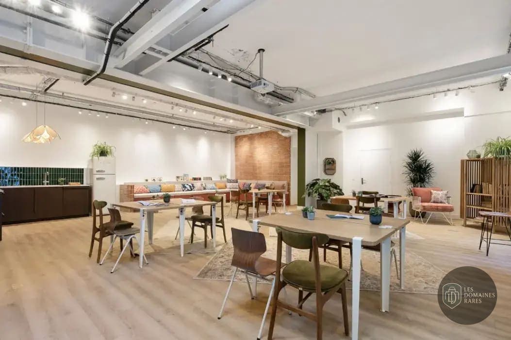 Salle de réunion avec plusieurs tables