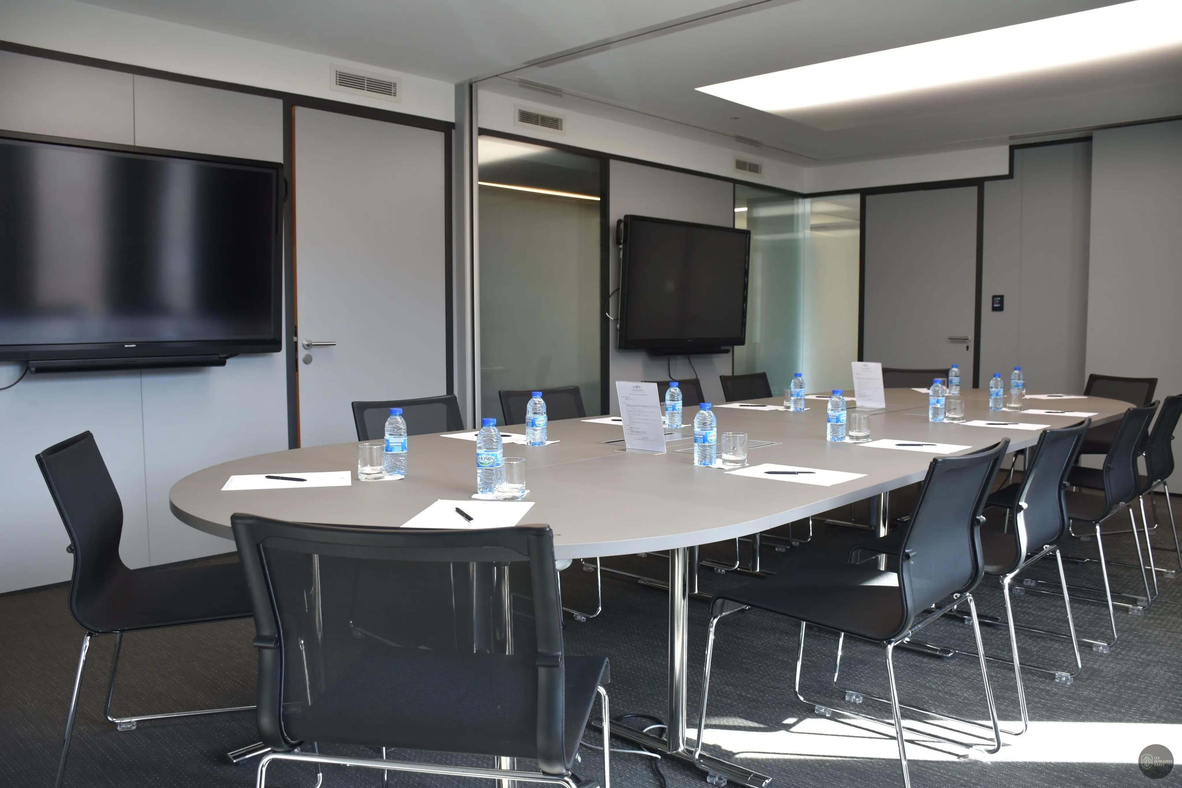 Salle de réunion avec table ovale