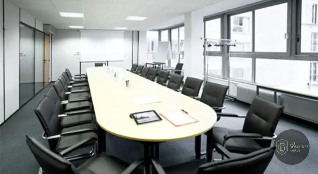 Salle de réunion avec longue table