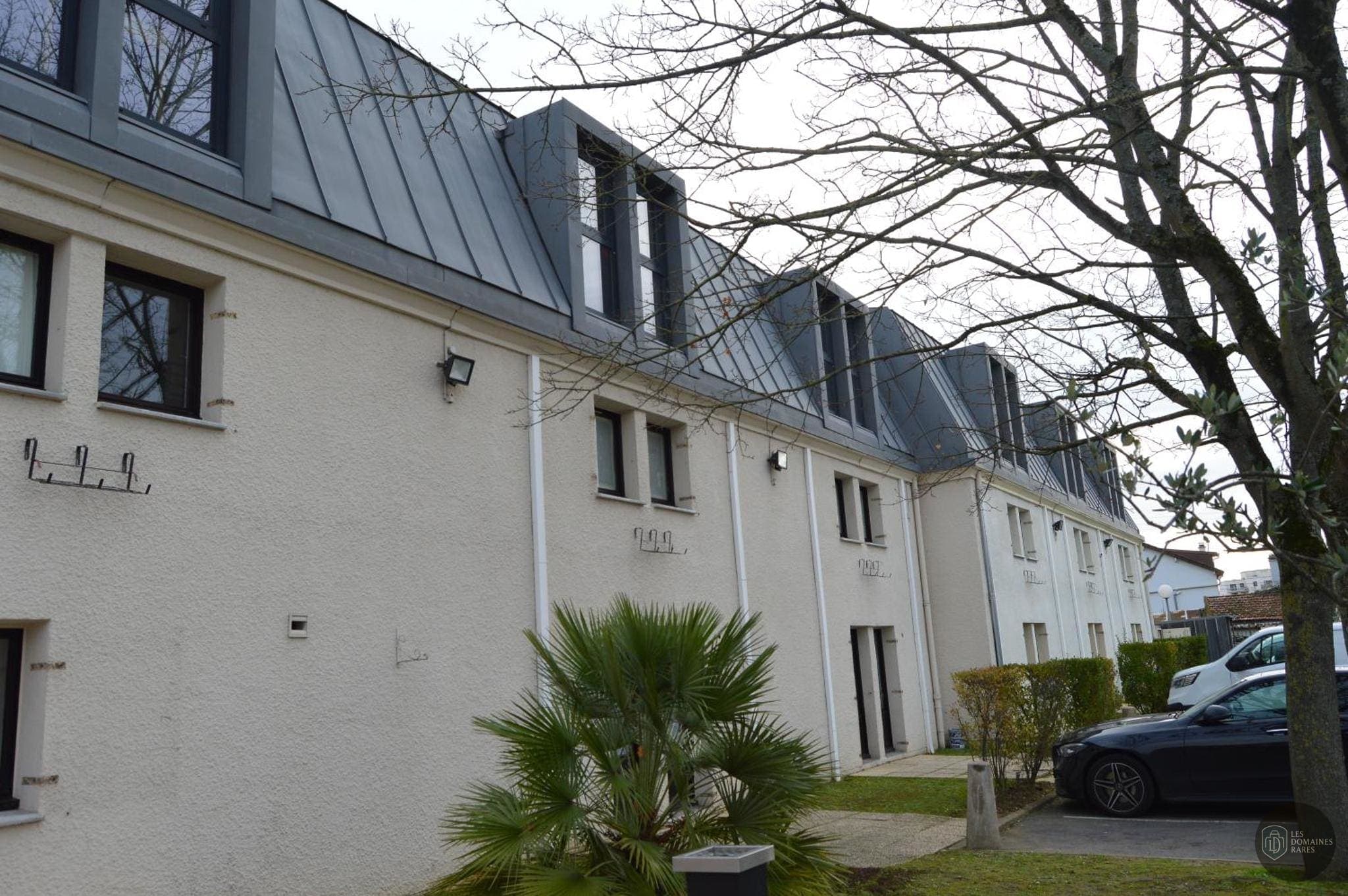 Vue extérieure de l'hôtel Kyriad Argenteuil à Argenteuil en Île-de-France