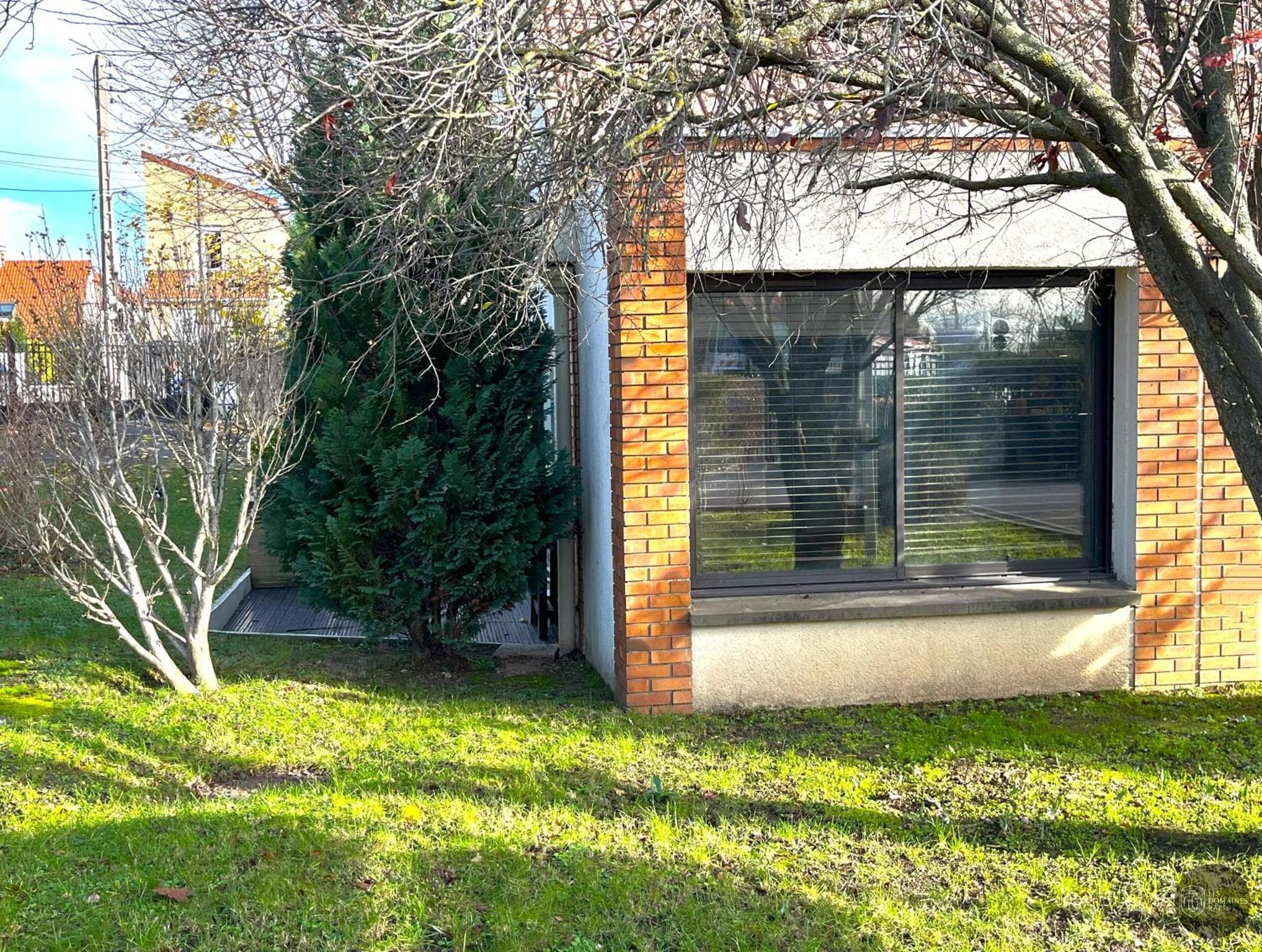 Vue extérieure de l'hôtel Kyriad Argenteuil à Argenteuil en Île-de-France