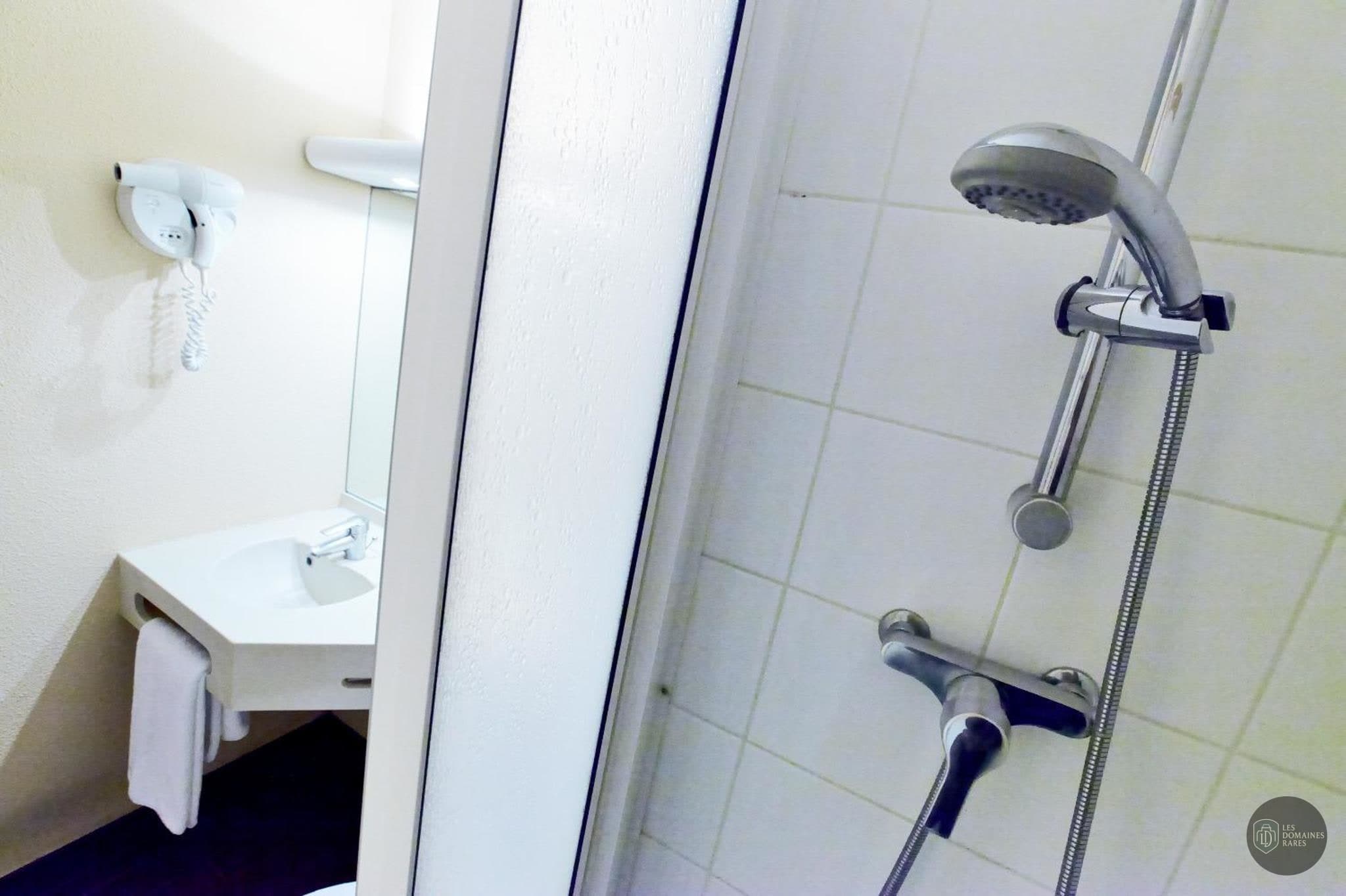 Salle de bain de l'hôtel Kyriad Beauvais Sud à Beauvais en Hauts-de-France