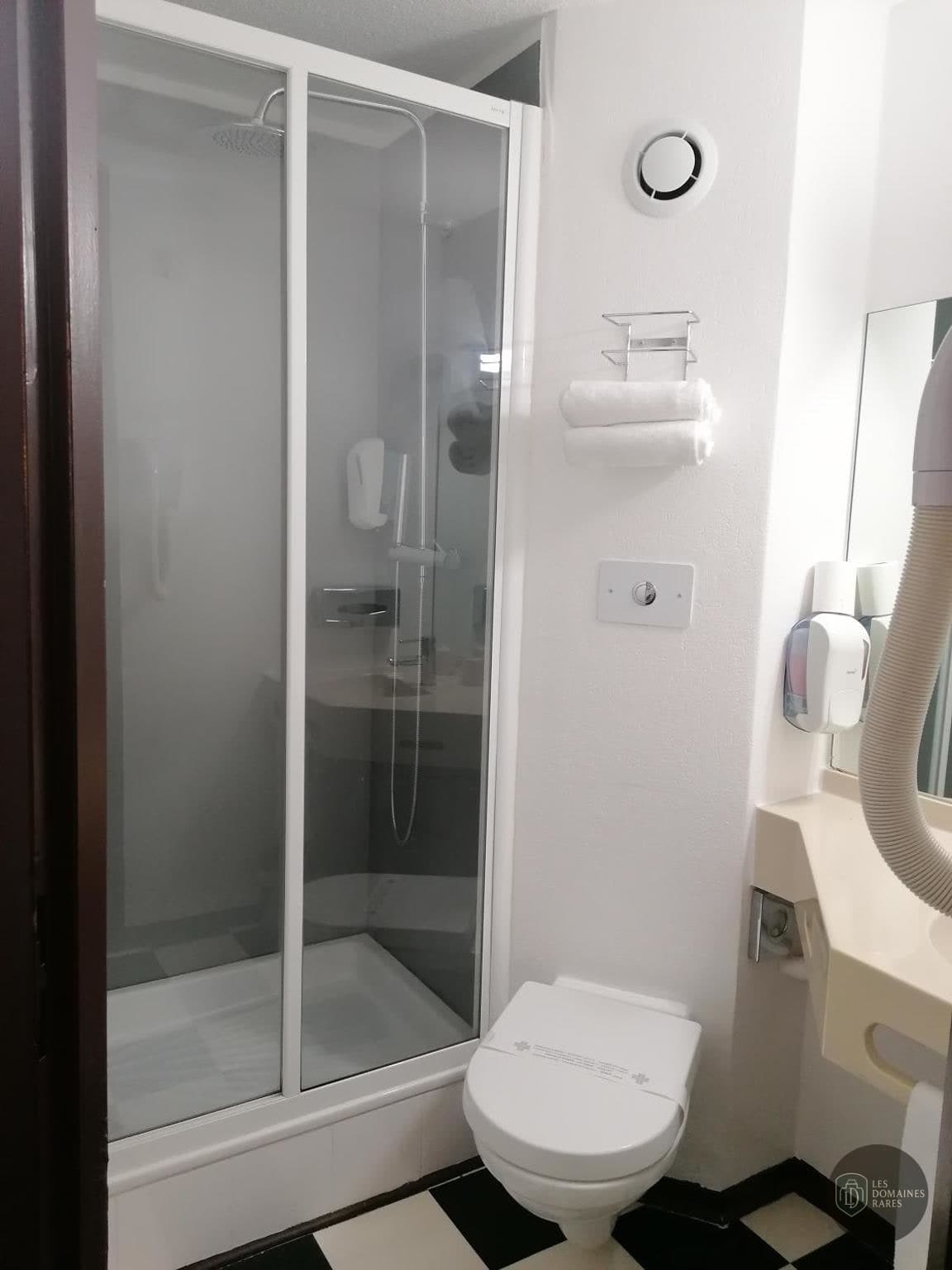 Salle de bain de l'hôtel Kyriad Design Enzo en Île-de-France