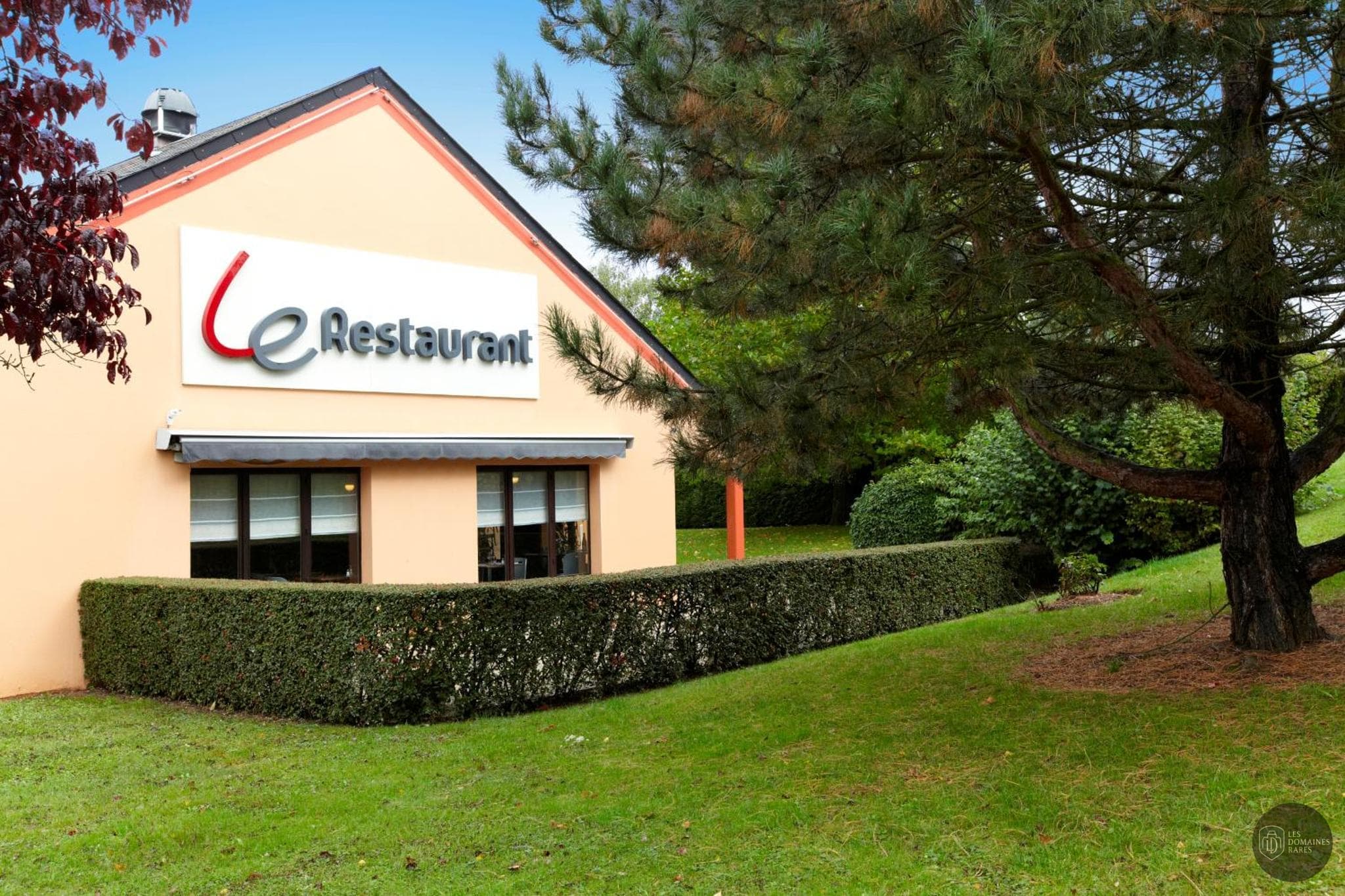 Vue extérieure de l'hôtel Kyriad Direct Evreux à Evreux en Normandie