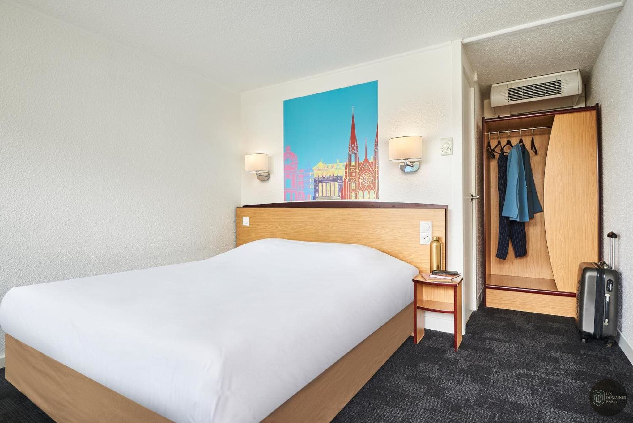 Vue extérieure de l'hôtel Kyriad Direct Evreux à Evreux en Normandie