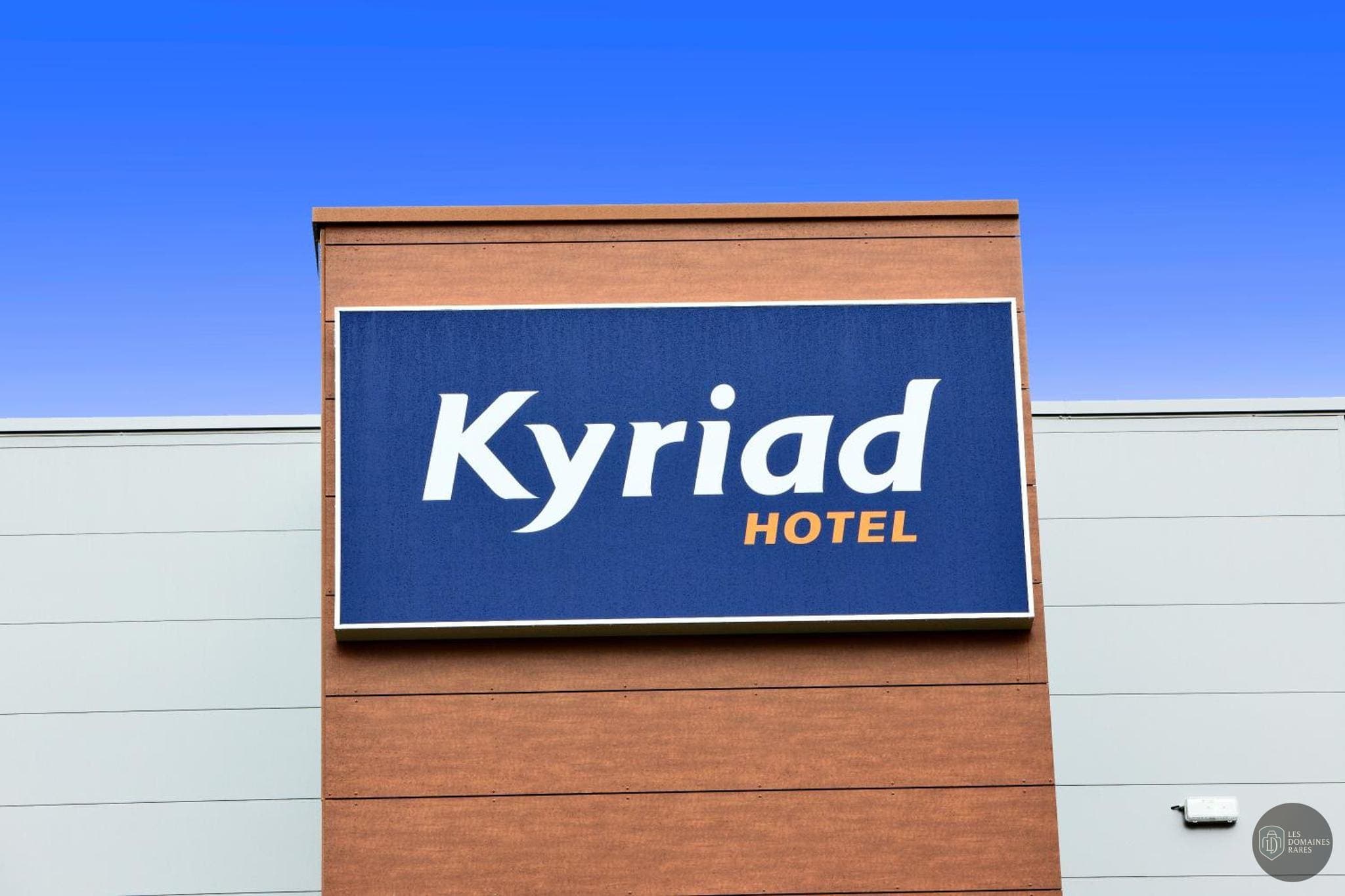 Vue extérieure de l'hôtel Kyriad Le Mans Est à Le en Pays de la Loire
