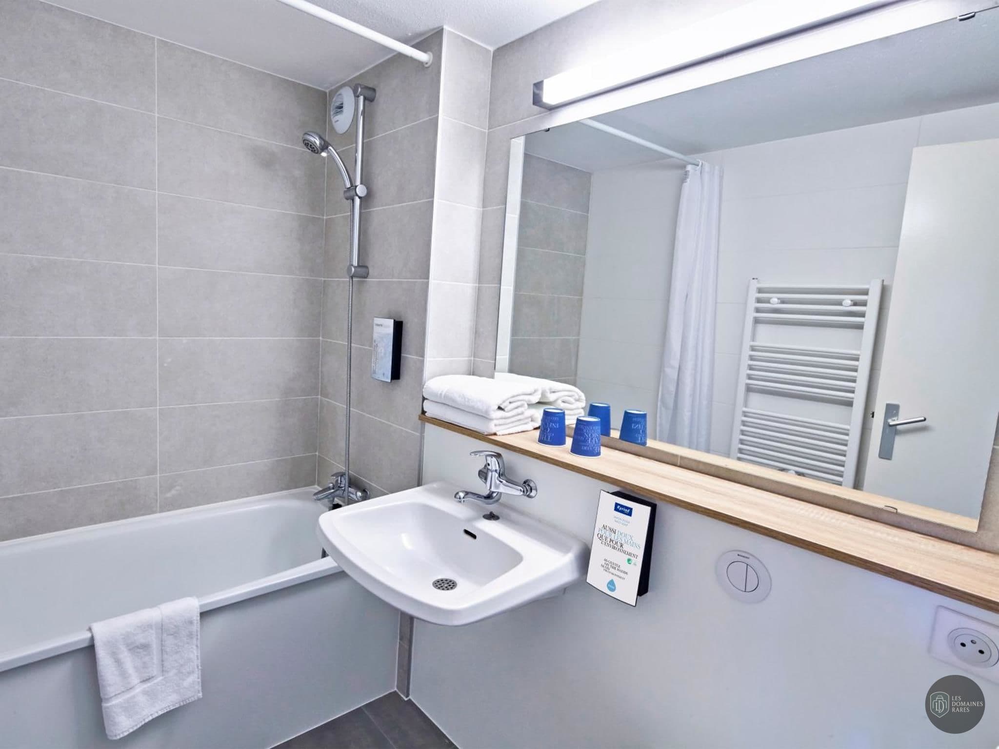 Salle de bain de l'hôtel Kyriad Lille Est Hem à Hem en Hauts-de-France