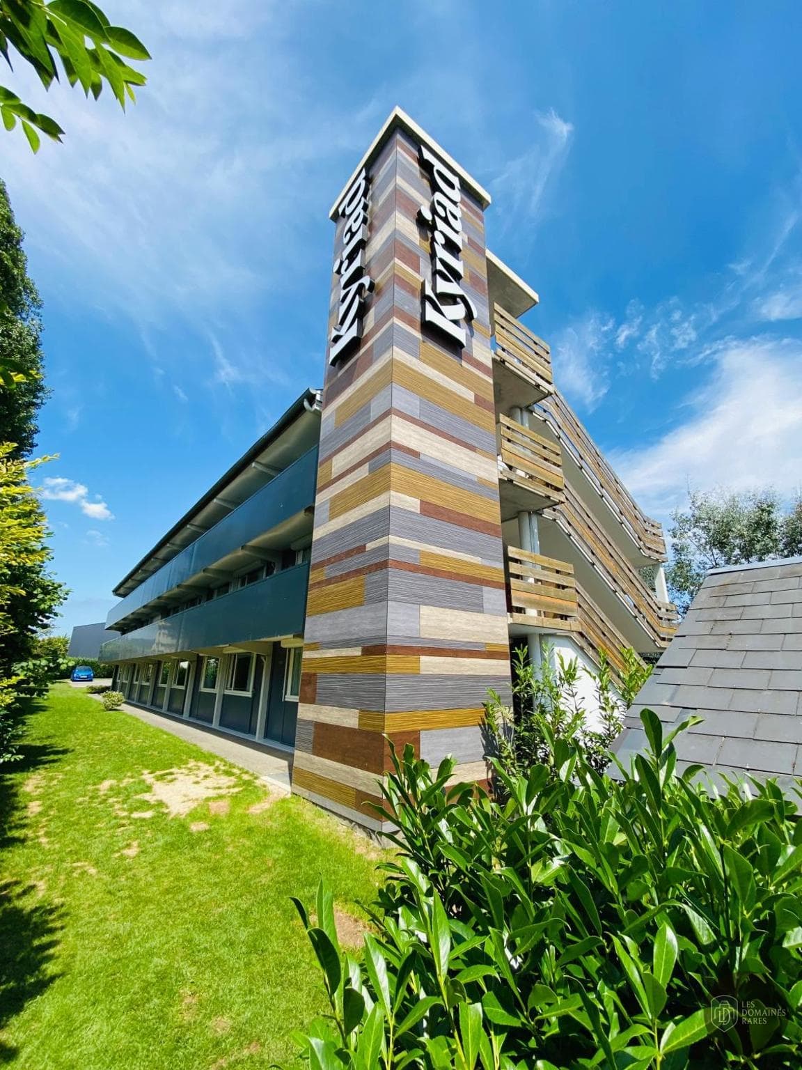 Vue extérieure de l'hôtel Kyriad Lisieux à Lisieux en Normandie