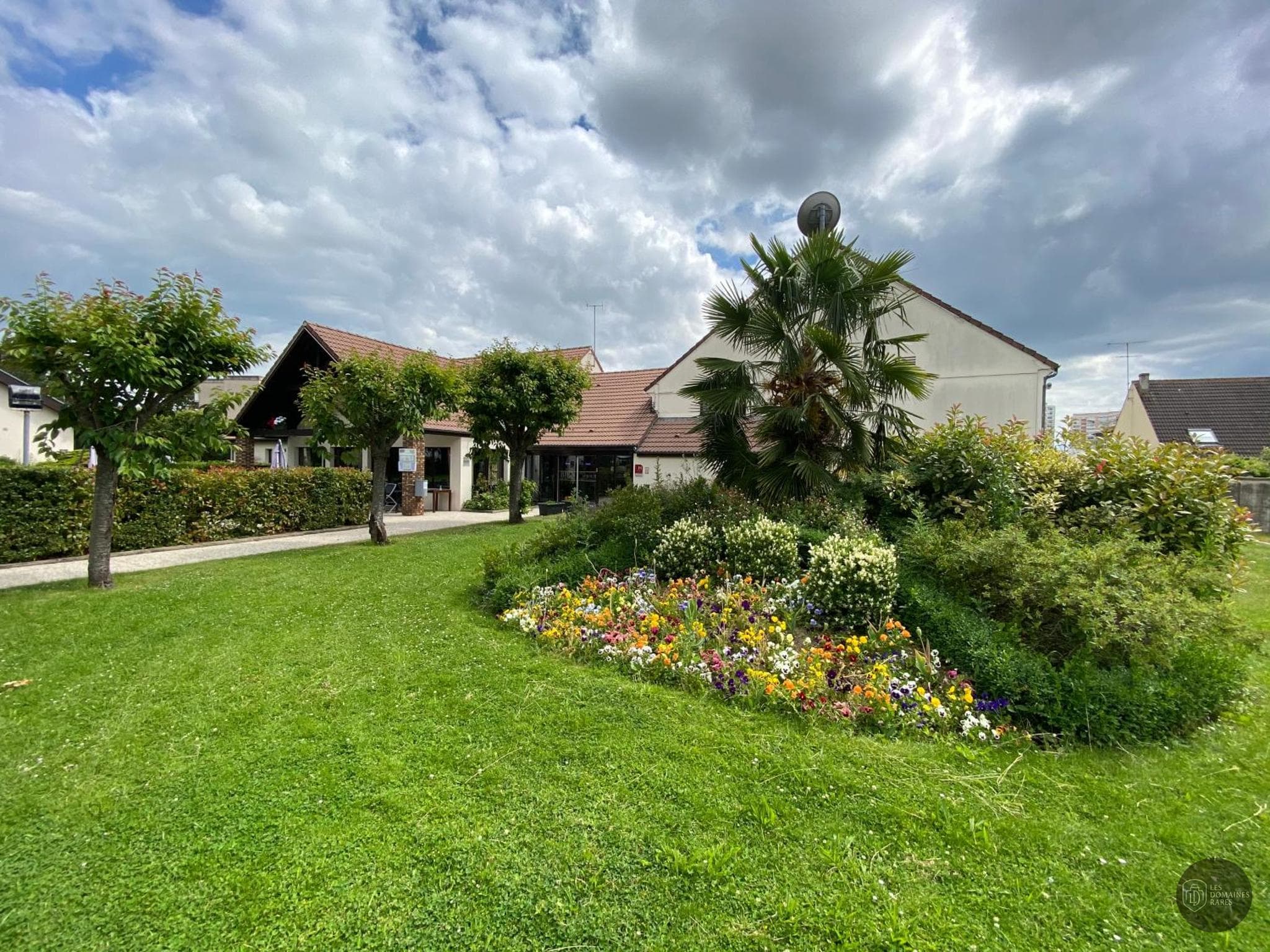 Vue extérieure de l'hôtel Kyriad Meaux à Meaux en Île-de-France