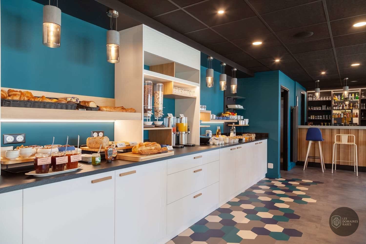 Buffet petit-déjeuner et bar de l'hôtel