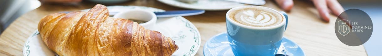 Petit-déjeuner : croissant et café